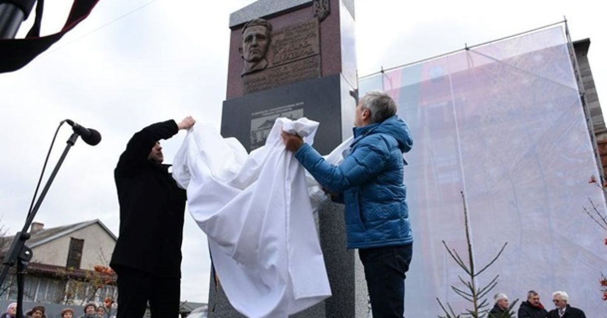 У Львові урочисто встановили пам'ятний знак головнокомандувачу УПА Шухевичу