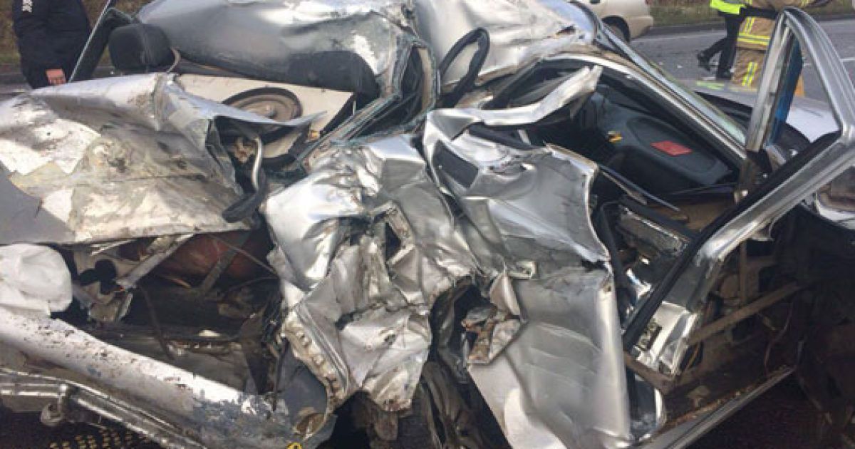 На Рівненщині вантажівка не розминулася з легковиком, розчавивши його: загинула жінка