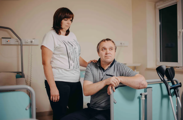 Олег Лищук с женой в больнице/Фото: Wirtualna Polska