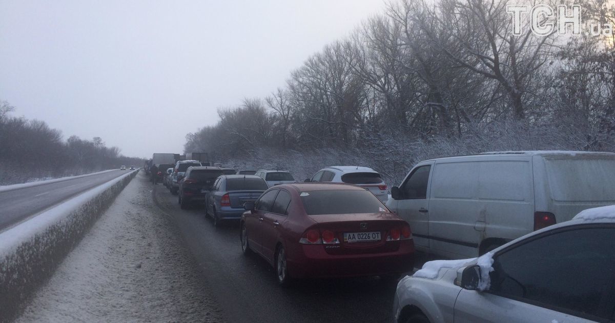 На трассе Киев-Одесса образовался многокилометровый затор из-за грузовиков