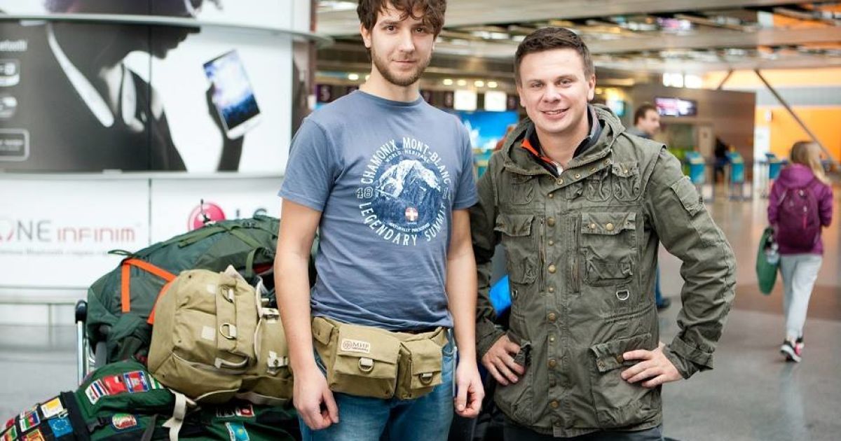 Команда программы "Мир наизнанку" оператор Александр Дмитриев и ведущий Дмитрий Комаров перед отлетом в Непал