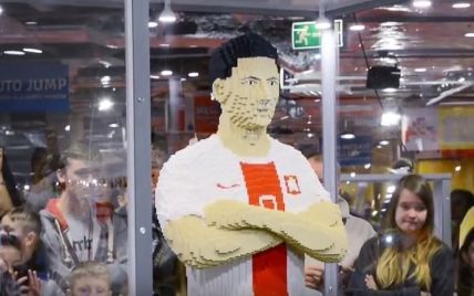 У Польщі встановили пам'ятник голеадору Левандовські з конструктора Lego