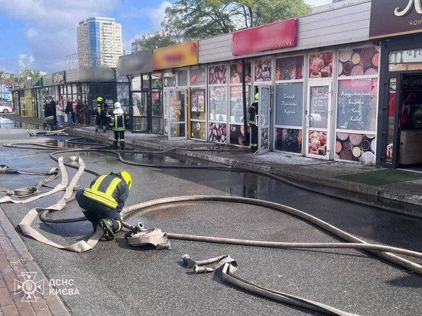 В Киеве возле метро Позняки произошел пожар - в ГСЧС рассказали детали (фото)