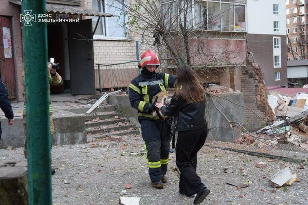 У Хмельницькому продовжують ліквідовувати наслідки вибуху в житловому будинку / © ДСНС