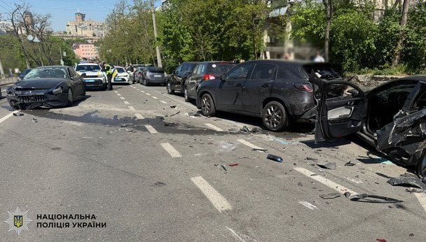 Водій Maserati утікав від патрульних та протаранив три автівки: відео