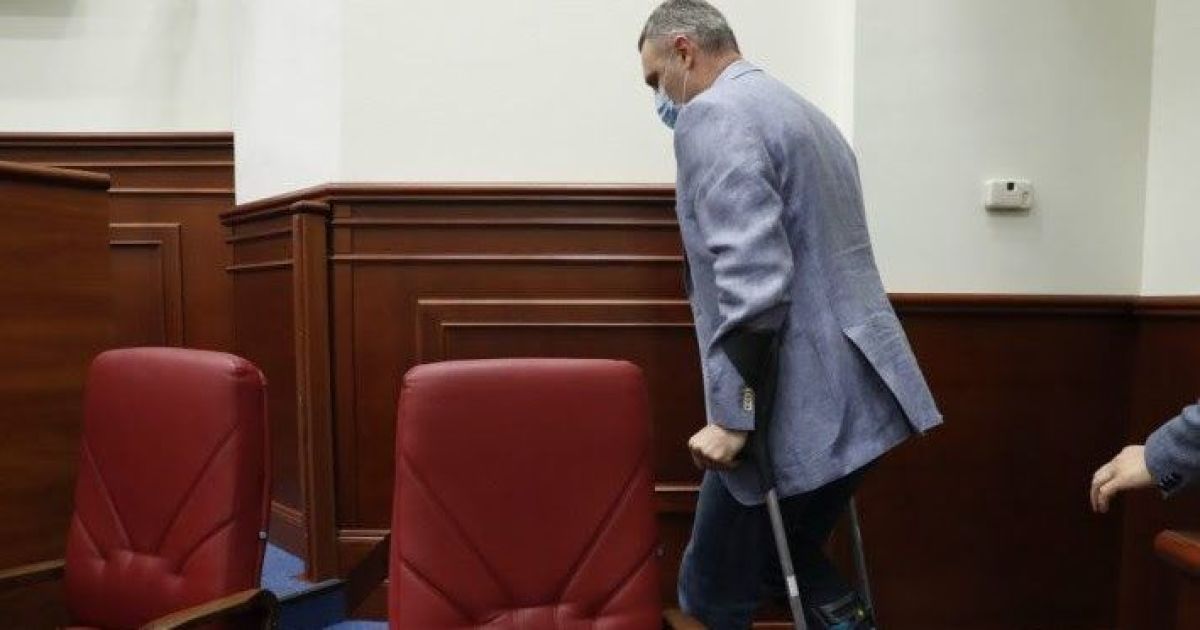 Кличко прийшов на засідання Київради із травмованою ногою: що трапилось