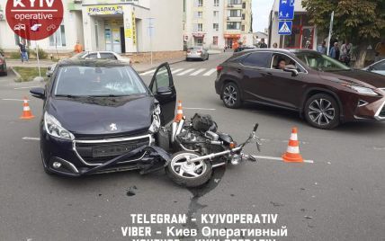 Под Киевом произошла серьезное ДТП между Peugeot и мотоциклом, не обошлось без пострадавших