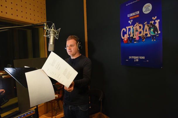 Юрий Горбунов во время озвучивания фильма / © пресс-служба канала "1+1"