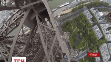 У Парижі хлопець видерся на Ейфелеву вежу