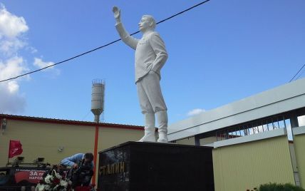 В российском селе установили огромный памятник Сталину