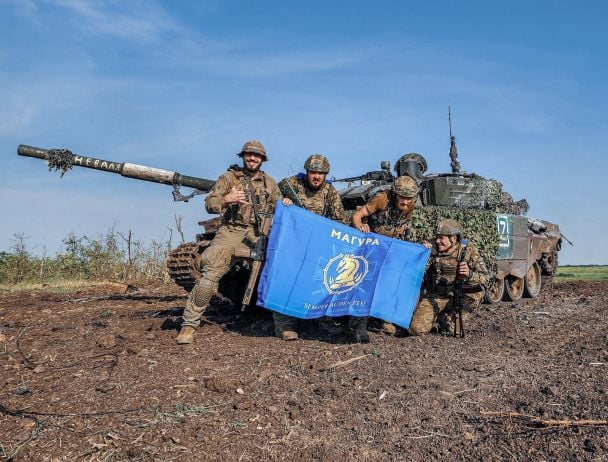 Бойцы 47-й отдельной механизированной бригады Магура с флагом и "затрофеенным" танком / © Facebook страница Валерия Маркуса