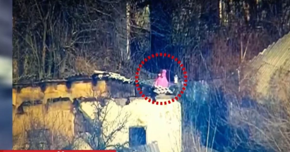 За дівчинкою у прилеглих будинках ховаються ворожі снайпери