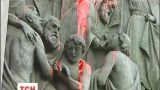 В Киеве неизвестные облили памятник князю Владимиру красной краской
