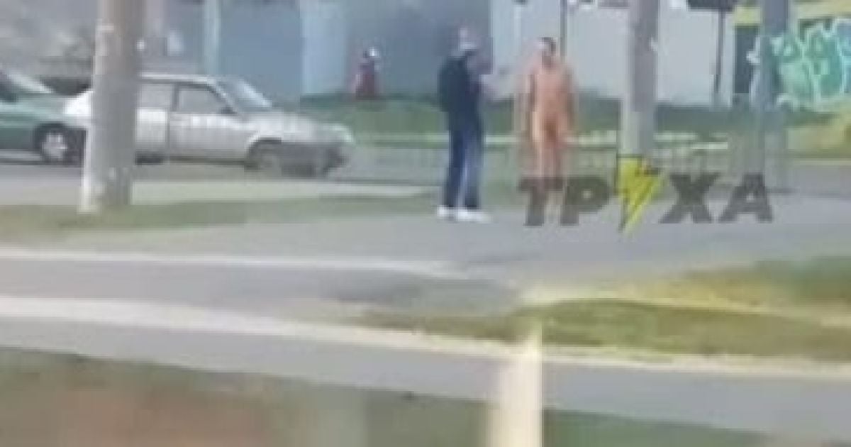 У Харкові голий чоловік нападав на перехожих (відео)