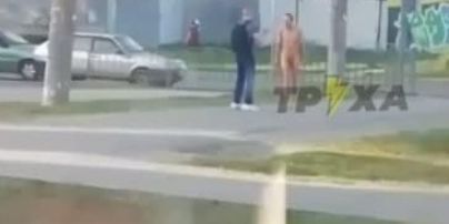 В Харькове голый мужчина нападал на прохожих (видео)