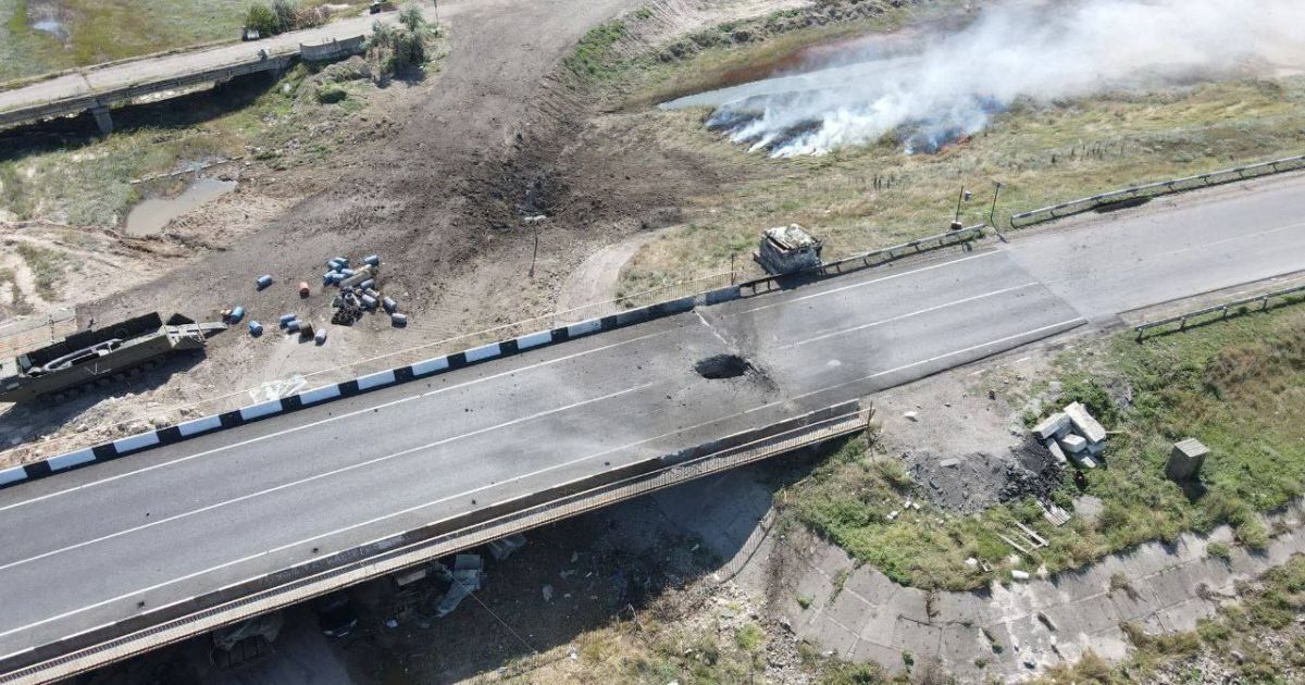 Последствия удара по мосту возле Геническа