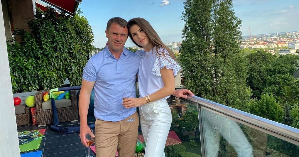 Жена реброва поздравила его с выходом в групповой этап лиги чемпионов: девчонки, верьте в своих мужчин