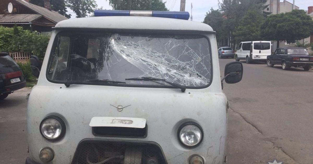 На Ровенщине полсотни копателей избили правоохранителей и повредили полицейские авто