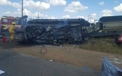 20 школьников погибли в результате лобового столкновения автобуса и грузовика в ЮАР