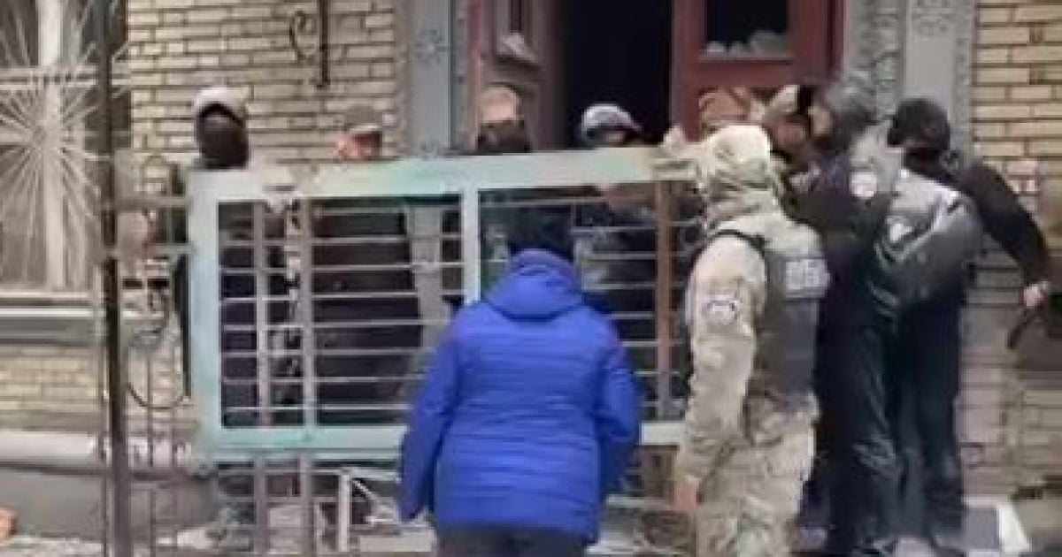 В Киеве неизвестные в форме со слезоточивым газом и столкновениями захватили общежитие