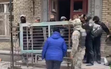 В Киеве неизвестные в форме со слезоточивым газом и столкновениями захватили общежитие