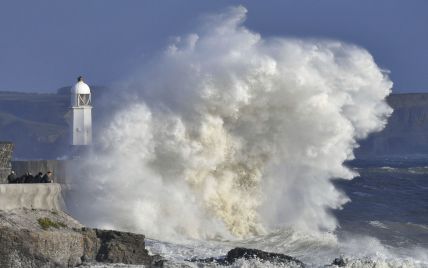 Волны достигали десяти метров: в Омане бушует мощный шторм и наводнение