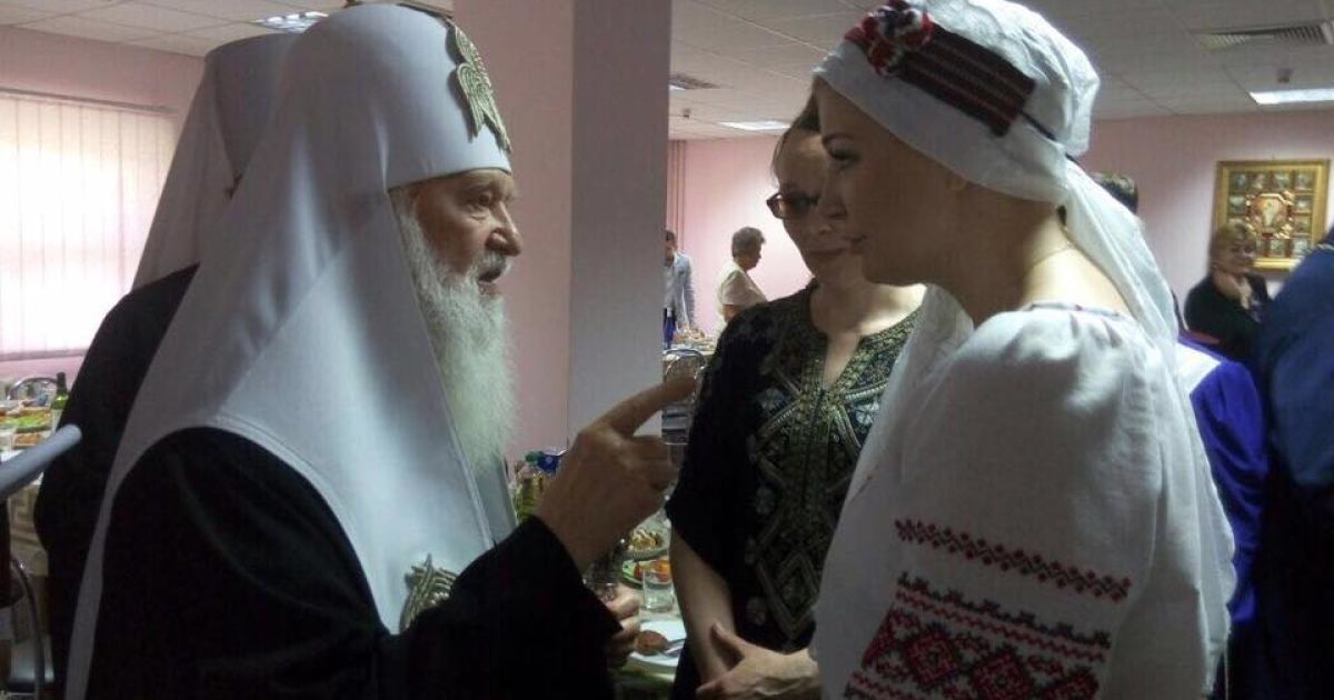 Максакова в вышиванке спела в богословской академии и встретилась с Филаретом
