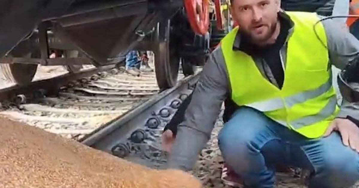 Поляки рассыпали украинское зерно из вагона 20 февраля. ФОТО: скрин