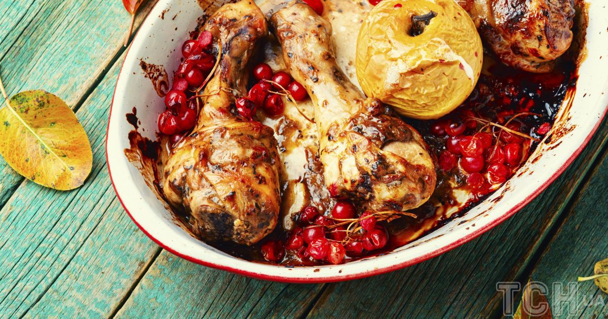 Жареная курица с бальзамическим соусом и клюквой