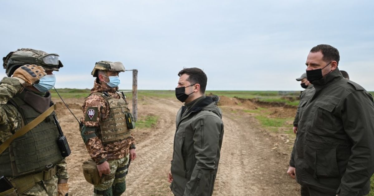 "Перевіряємо готовність наших бійців": Зеленський відвідав передову на Херсонщині (фото)