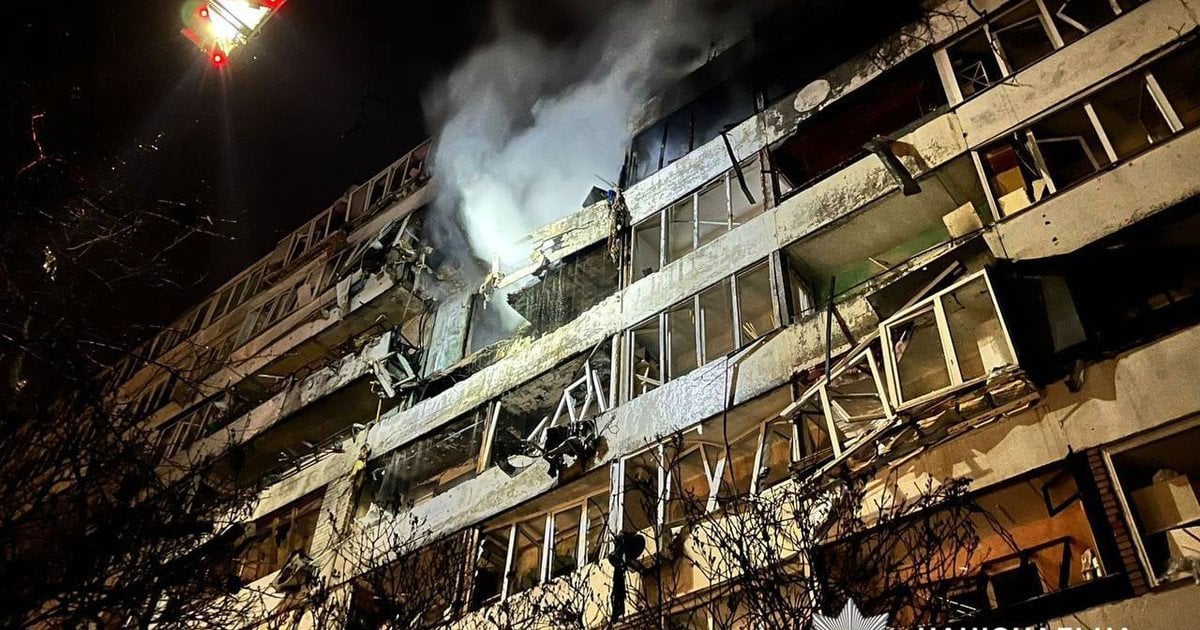 Пошкоджений будинок після атаки на Київ 25 листопада