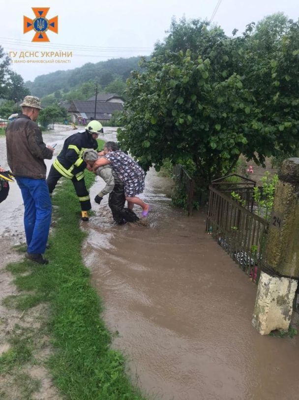 На Франківщині з підтопленого будинку врятували людей та тварин.