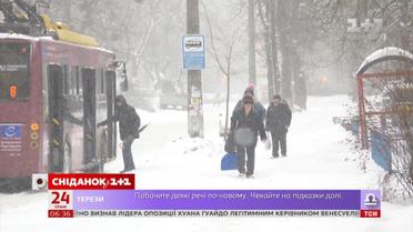 Столичні комунальники не встигають чистити тротуари від снігу та льоду