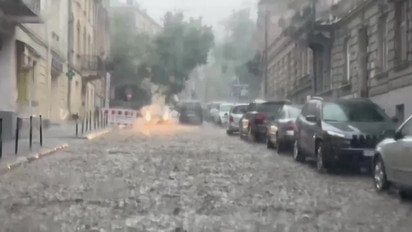 Негода у Львові: місто іде під воду, блискавка влучила у телевежу
