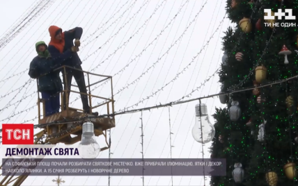 В Киеве на Софийской площади разбирают праздничный городок: видео