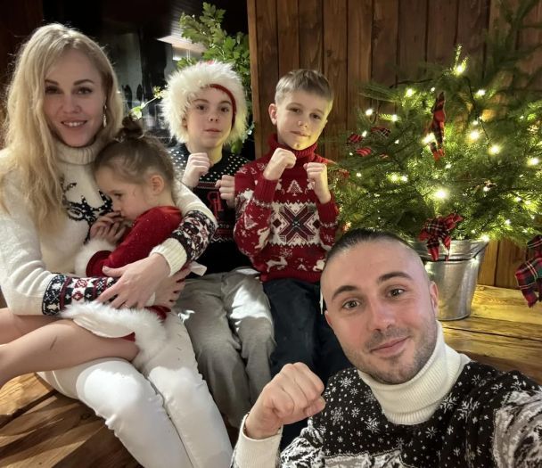 Олена та Тарас Тополі з дітьми / © instagram.com/tarastopolia