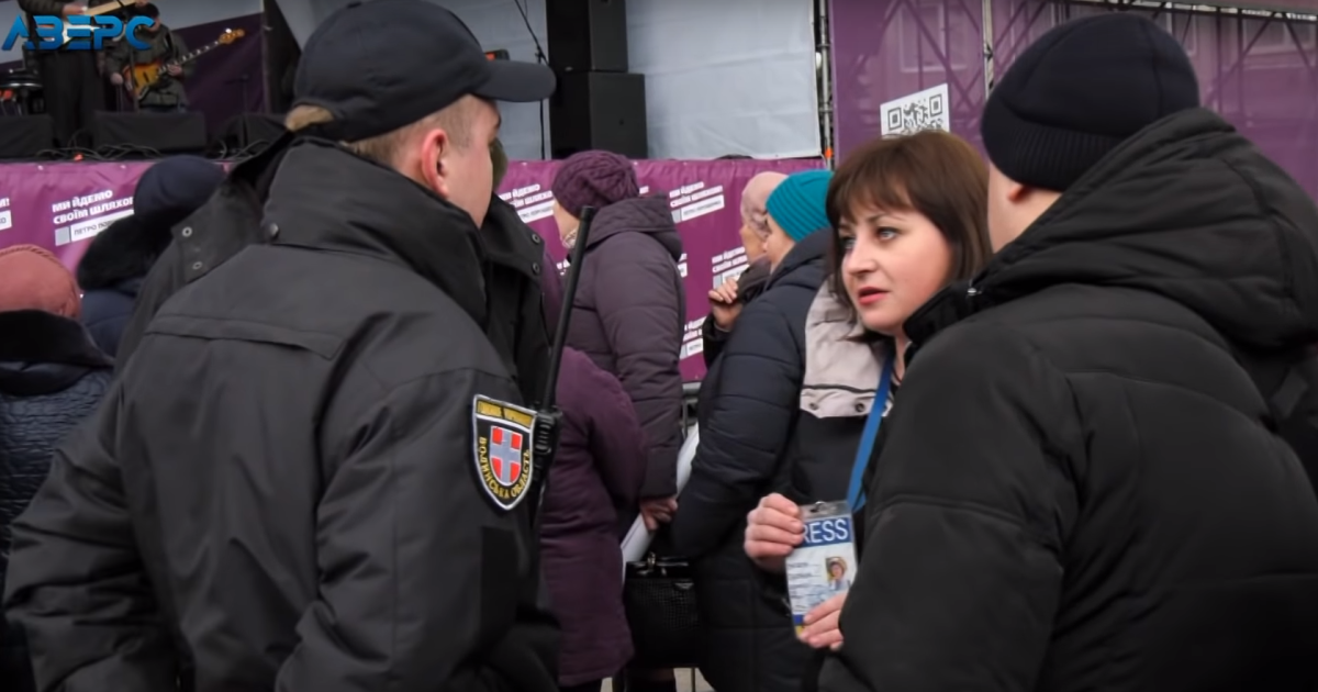В Ковеле во время выступления Порошенко полиция силой вывела журналистку. Она отказалась проходить через металлоискатель