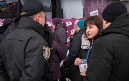 В Ковеле во время выступления Порошенко полиция силой вывела журналистку. Она отказалась проходить через металлоискатель