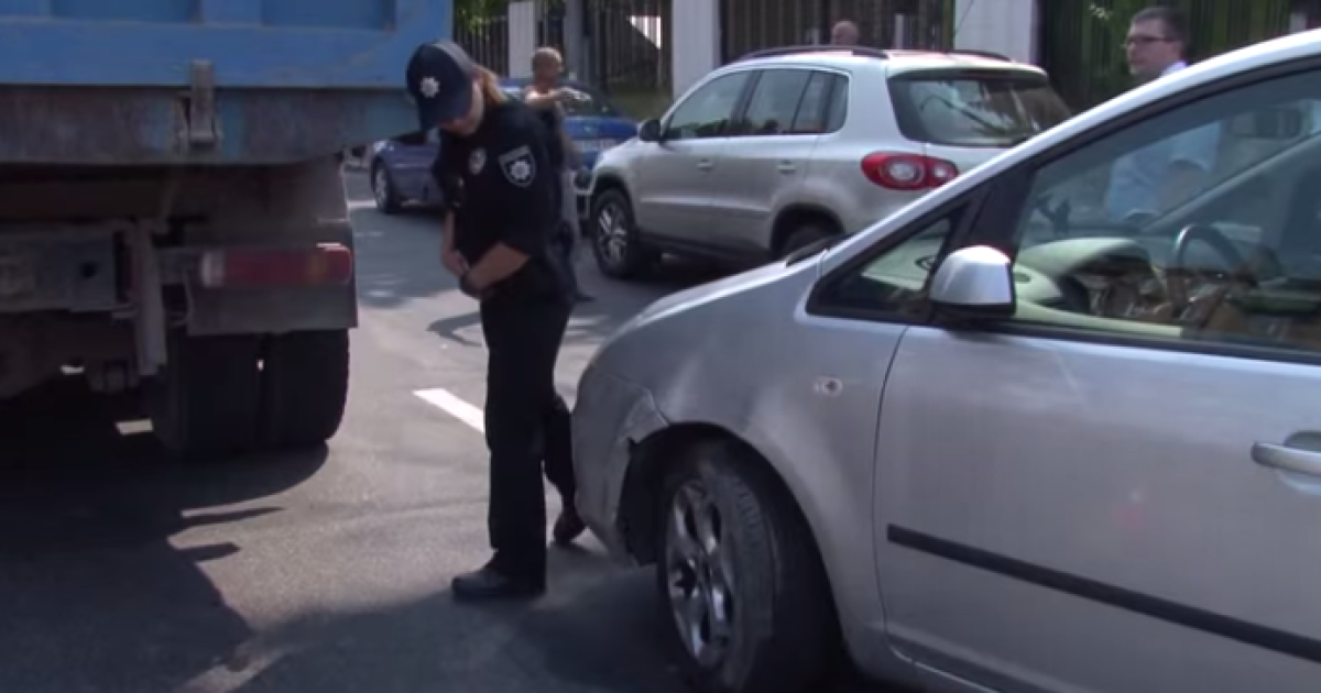 Поліцейські оформлюють ДТП.