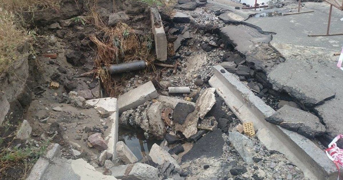 Горячей водой залило дорогу / © Фото Ивана Воробьева/ТСН