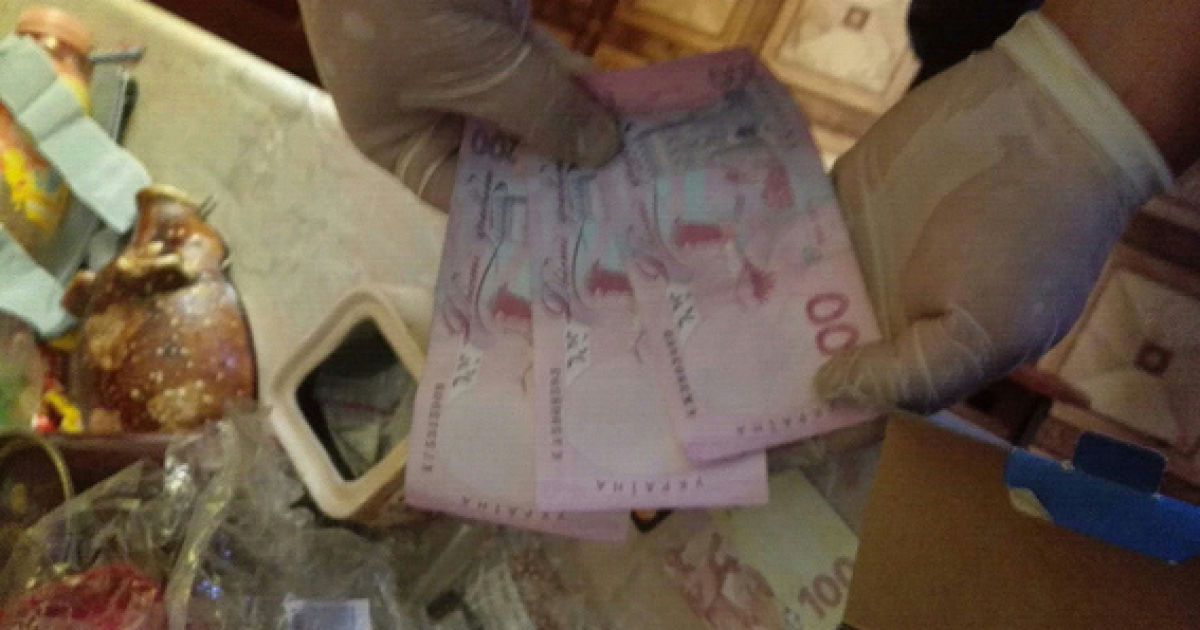 На Донеччині двоє поліцейських вимагали хабара за непритягнення до кримінальної відповідальності