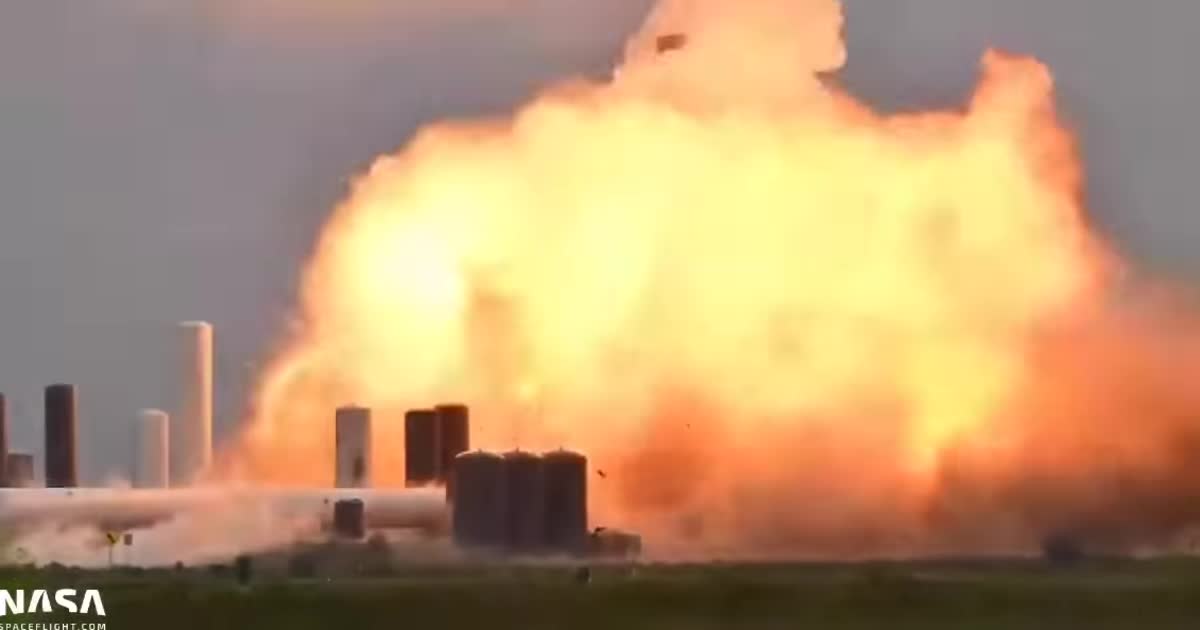 Корабль SpaceX для полетов на Марс и Луну взорвался во время испытаний: видео появилось в Сети