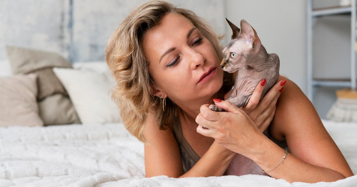 Почему кошка хочет спать только с вами