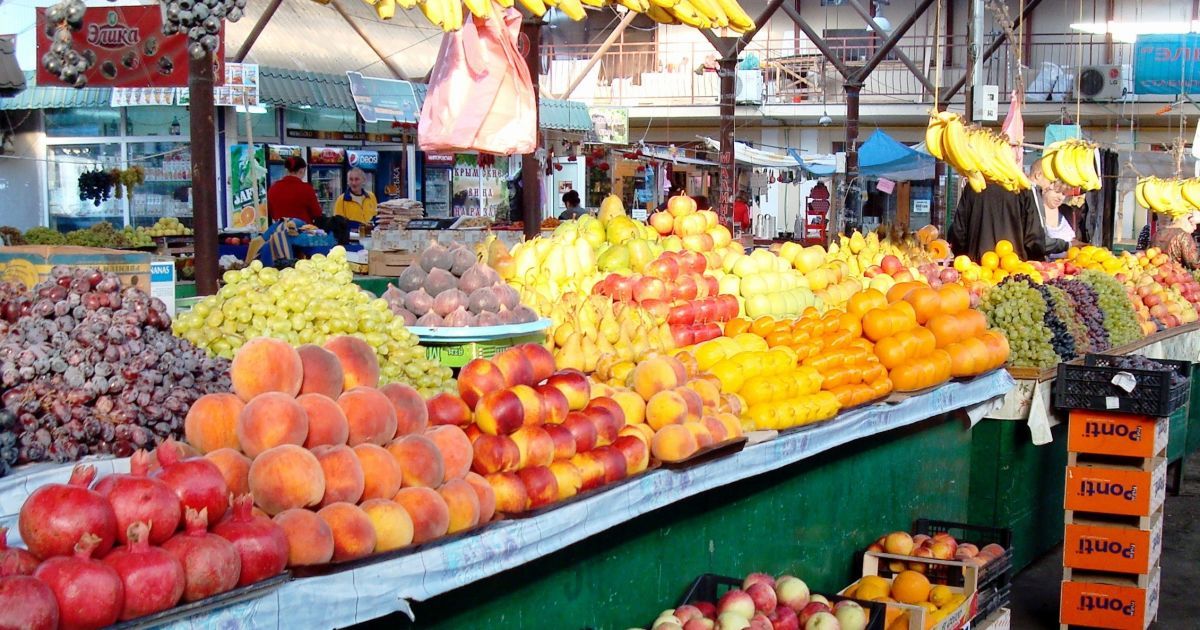 Украинцы начали активно экономить на фруктах