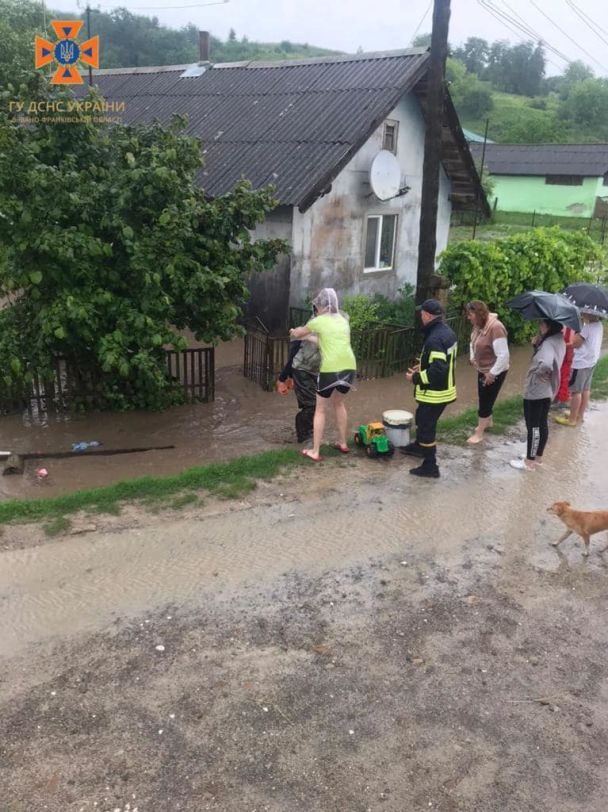 На Франківщині з підтопленого будинку врятували людей та тварин.