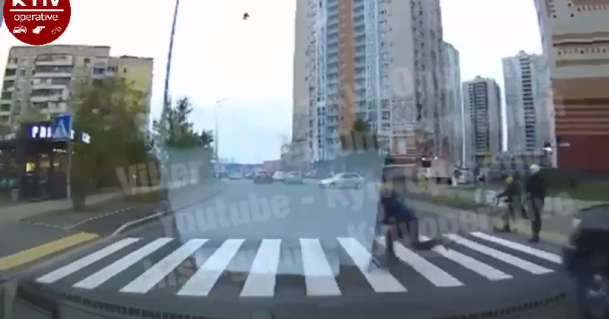 В Киеве дети на самокатах чуть не попали под колеса автомобиля: появилось жуткое видео