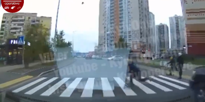 У Києві діти на самокатах ледь не потрапили під колеса автівки: з'явилося моторошне відео