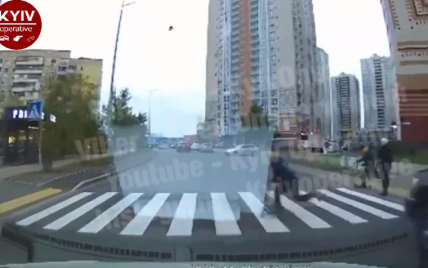У Києві діти на самокатах ледь не потрапили під колеса автівки: з'явилося моторошне відео