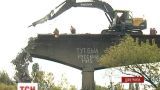 Символ начала войны: возле Славянска начали восстанавливать разрушенный сепаратистами мост