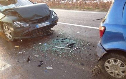 На Львівщині біля митного переходу водій-іноземець протаранив чотири машини